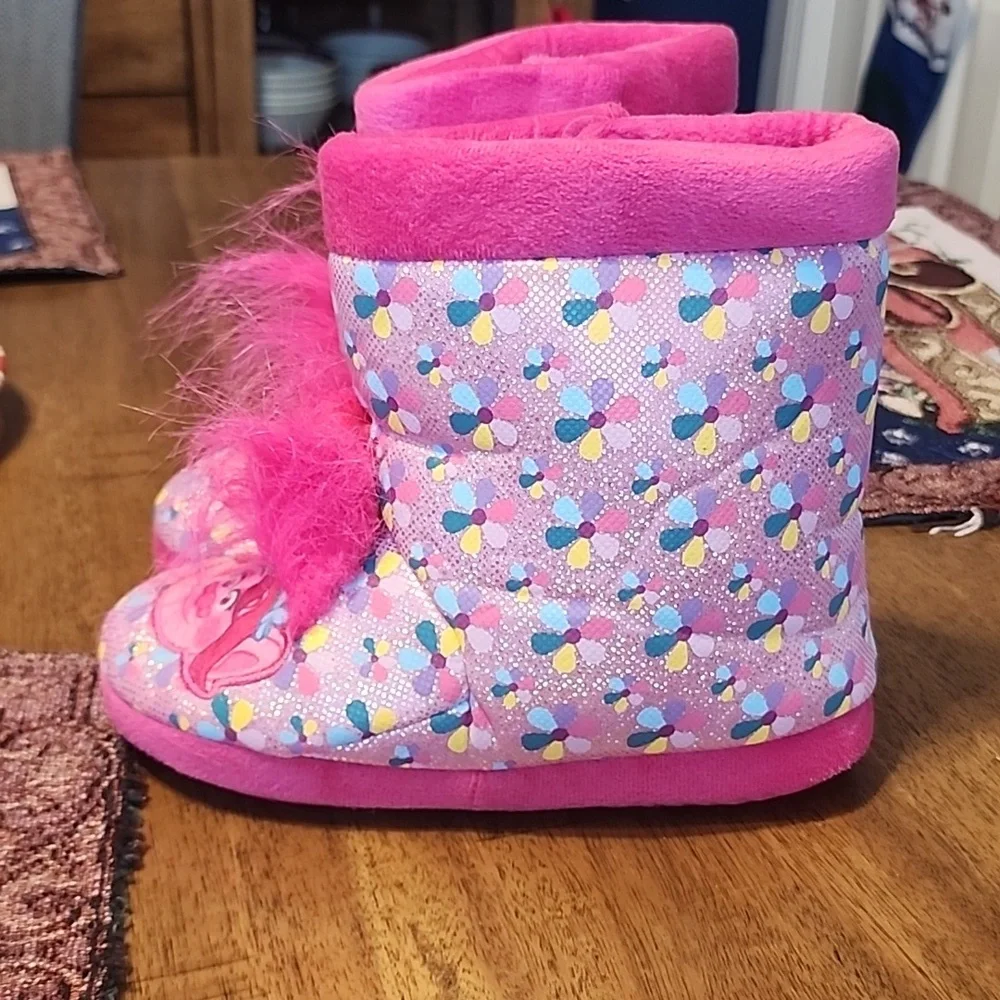 TROLLS BOOT STYLE SLIPPERS SZ 2/3 NWOT